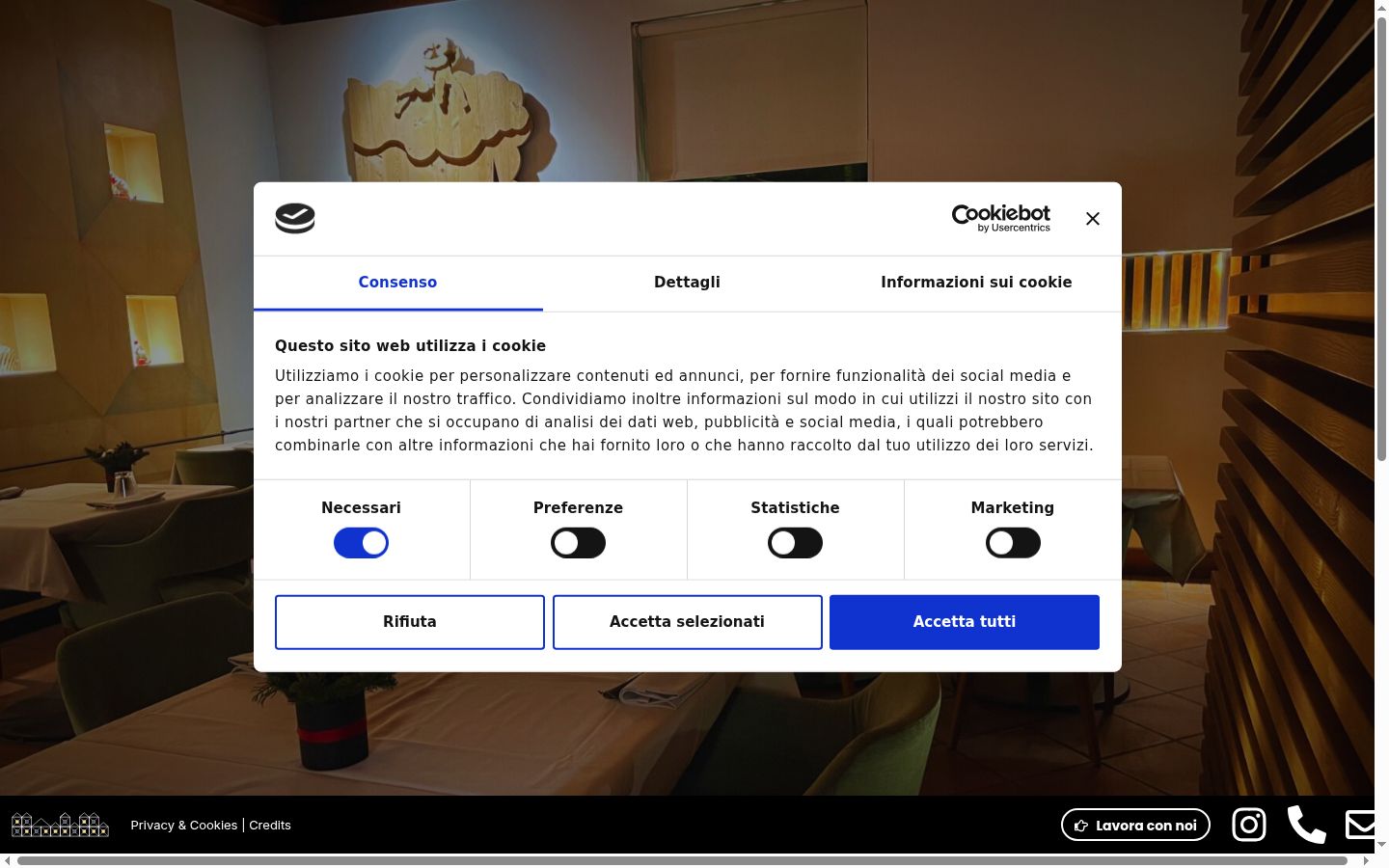 Captură de ecran a bannerului de consimțământ afișat înainte de orice interacțiune