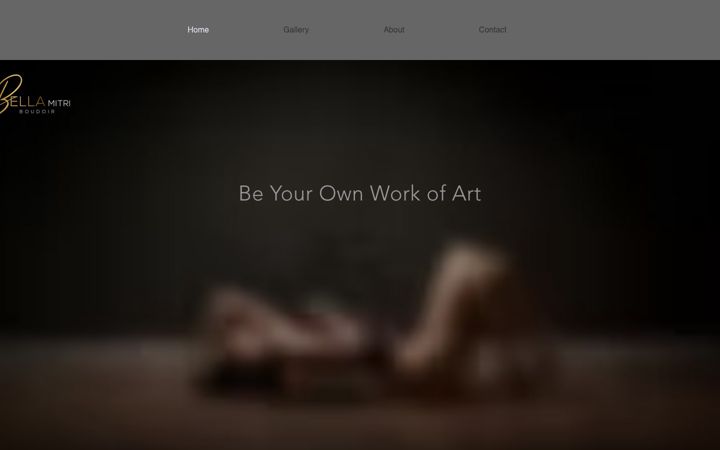 Screenshot of bellamitriboudoir.com