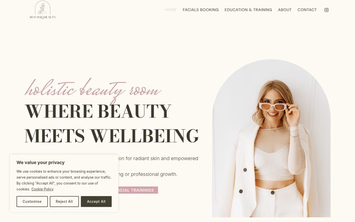 Screenshot of botaniqbeautyacademy.com