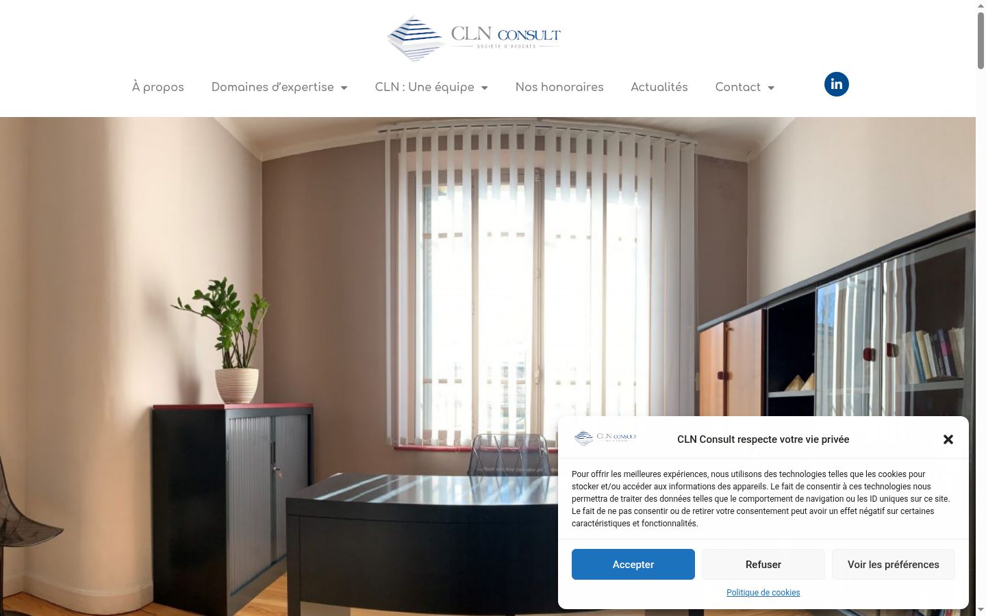 Captură de ecran a bannerului de consimțământ afișat înainte de orice interacțiune