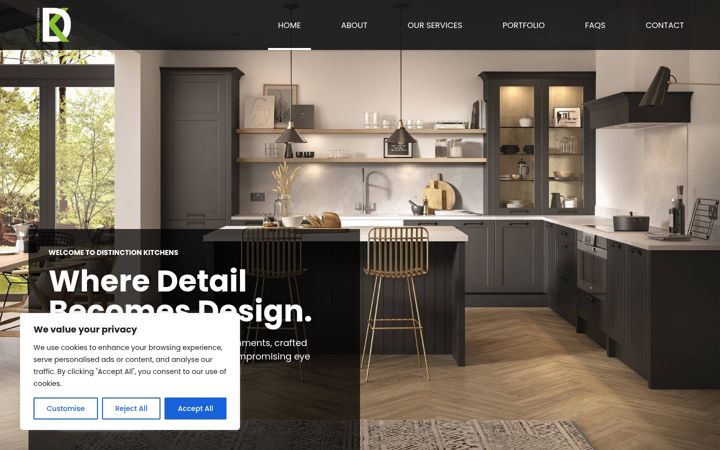 Screenshot of distinctionkitchens.com