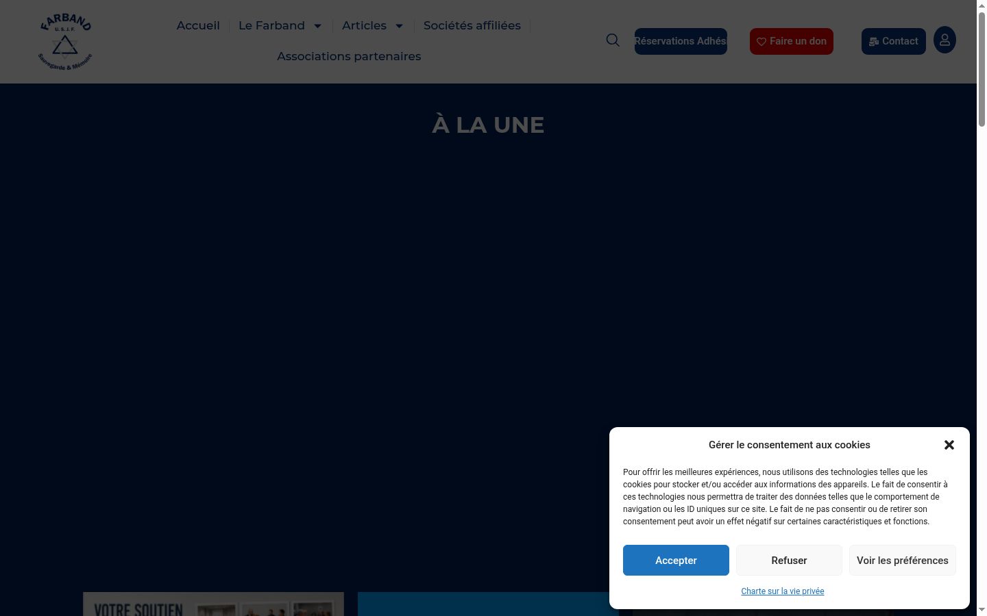 Captură de ecran a bannerului de consimțământ afișat înainte de orice interacțiune