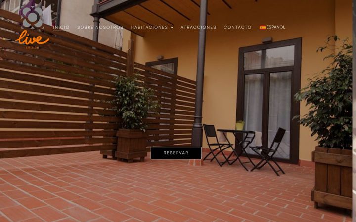 Screenshot of hostallivebarcelona.com