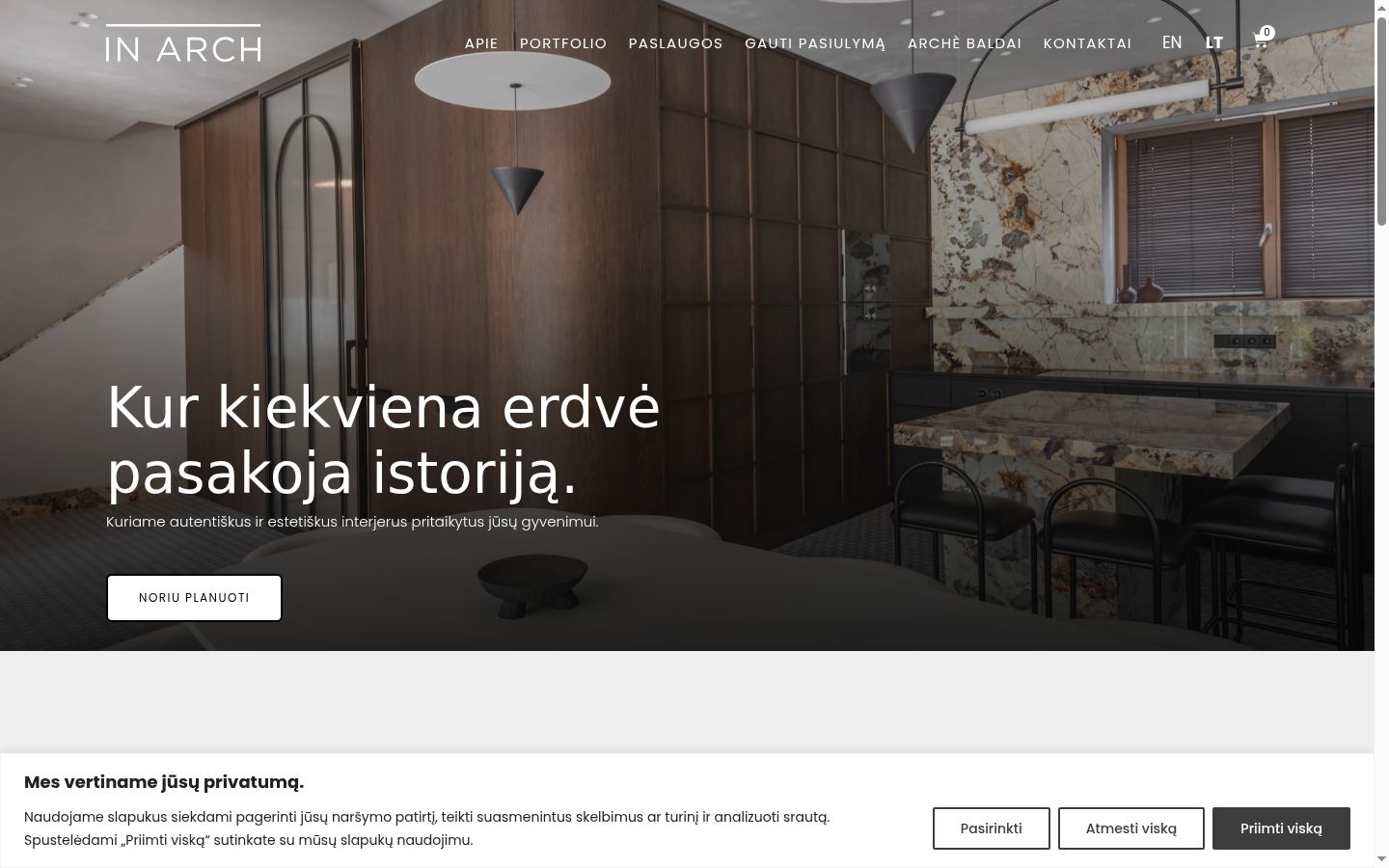 Posnetek zaslona pasice za privolitev, prikazane pred kakršno koli interakcijo