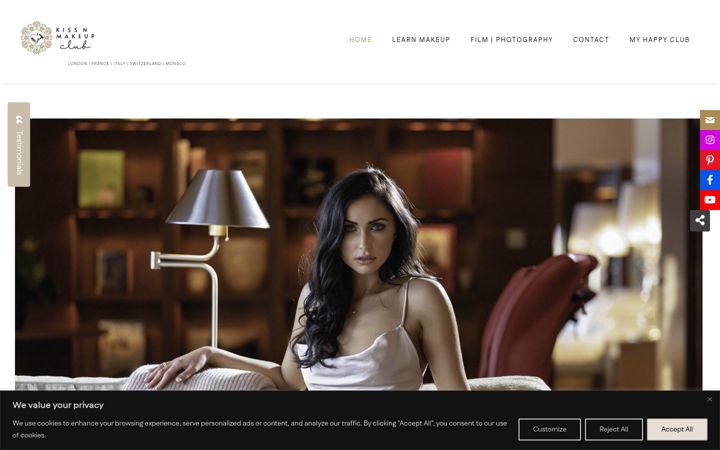 Screenshot of kissnmakeupclub.com